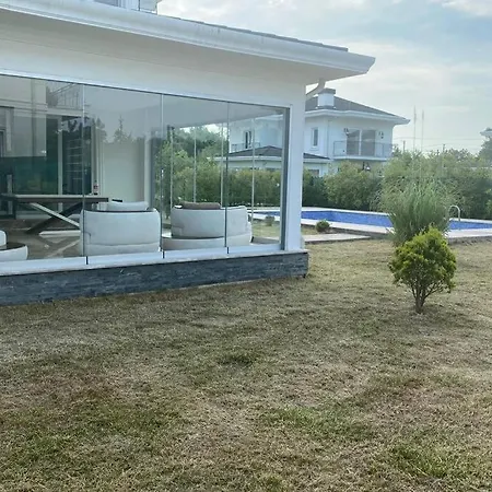 Swimming Pool Villa *