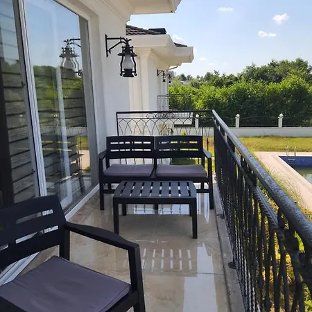 Swimming Pool Villa *