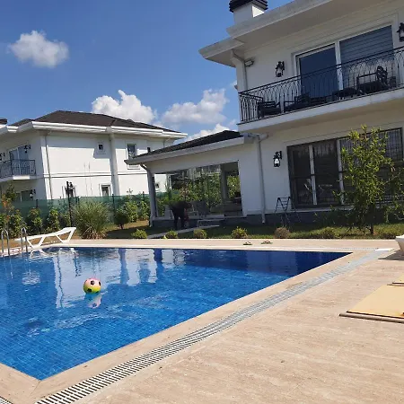 Swimming Pool Villa *